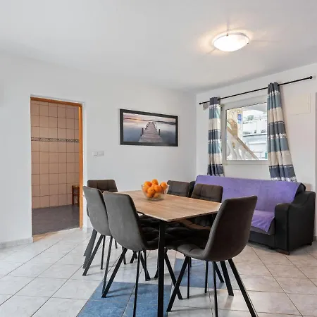 Enticing In Near Seabeach Apartment